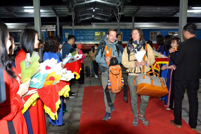 Chào đón những du khách quốc tế đầu tiên đến Lào Cai trong ngày đầu năm mới 2023 khi tàu vừa dừng bánh ở Ga Lào Cai. Chào đón những du khách quốc tế đầu tiên đến Lào Cai trong ngày đầu năm mới 2023 khi tàu vừa dừng bánh ở Ga Lào Cai.