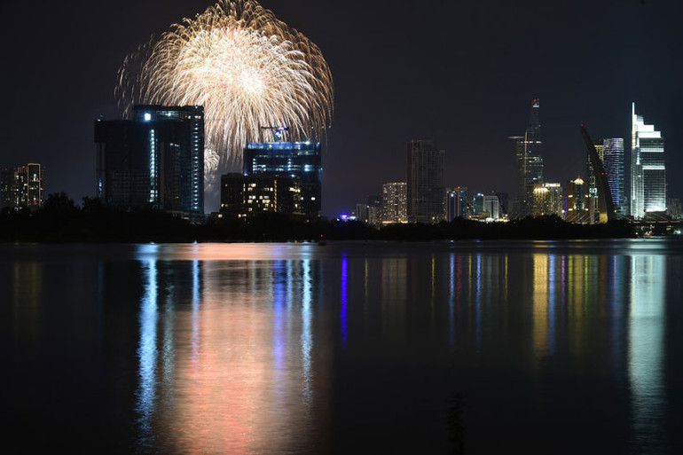 Màn bắn pháo hoa đón chào năm mới 2023 tại đầu đường hầm sông Sài Gòn (phía thành phố Thủ Đức)