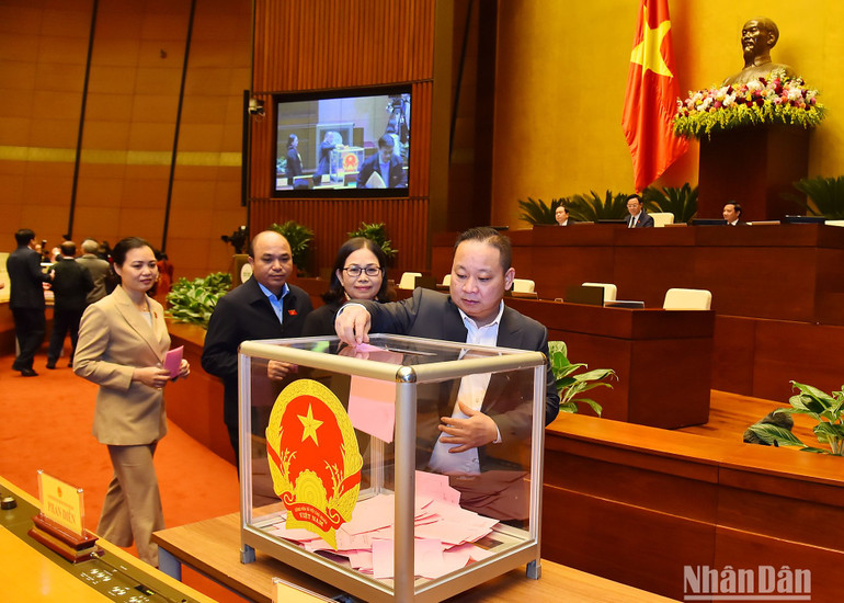 Các đại biểu Quốc hội bỏ phiếu phê chuẩn việc bổ nhiệm nhân sự Phó Thủ tướng Chính phủ nhiệm kỳ 2021-2026. Các đại biểu Quốc hội bỏ phiếu phê chuẩn việc bổ nhiệm nhân sự Phó Thủ tướng Chính phủ nhiệm kỳ 2021-2026.