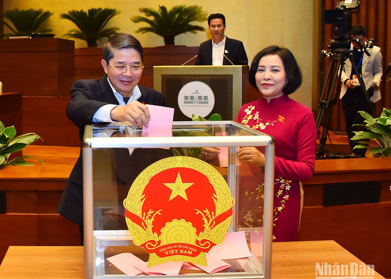 Các đồng chí lãnh đạo Quốc hội bỏ phiếu phê chuẩn việc bổ nhiệm nhân sự Phó Thủ tướng Chính phủ nhiệm kỳ 2021-2026. Các đồng chí lãnh đạo Quốc hội bỏ phiếu phê chuẩn việc bổ nhiệm nhân sự Phó Thủ tướng Chính phủ nhiệm kỳ 2021-2026.