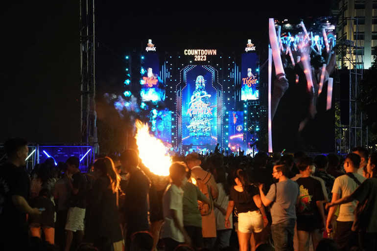Đông đảo người dân tham gia chương trình đếm ngược tại phố đi bộ Nguyễn Huệ.