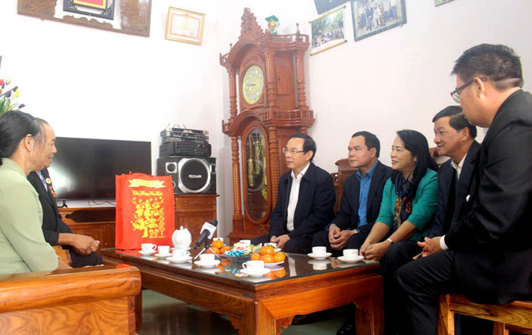 Đồng chí Nguyễn Văn Nên và đoàn công tác thăm, chúc Tết gia đình thương binh tại huyện Đức Trọng.