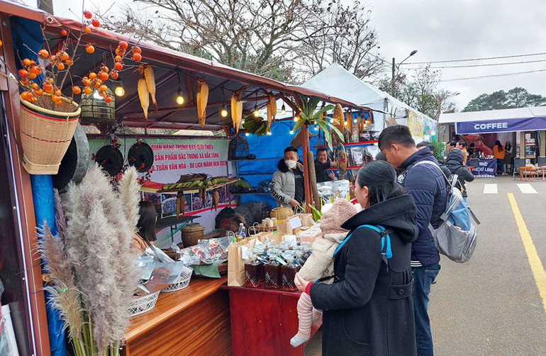 Du khách tham quan, mua sắm sản phẩm địa phương tại các gian hàng trưng bày Du khách tham quan, mua sắm sản phẩm địa phương tại các gian hàng trưng bày