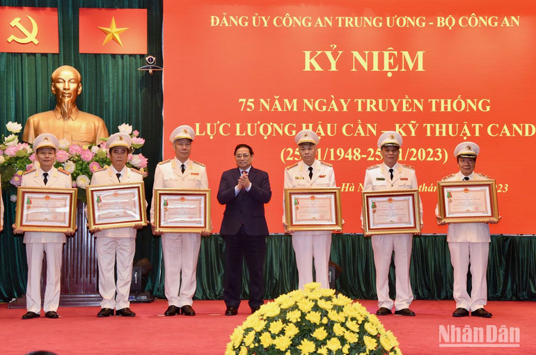 Thủ tướng Phạm Minh Chính trao Huân chương Bảo vệ Tổ quốc cho các cá nhân.