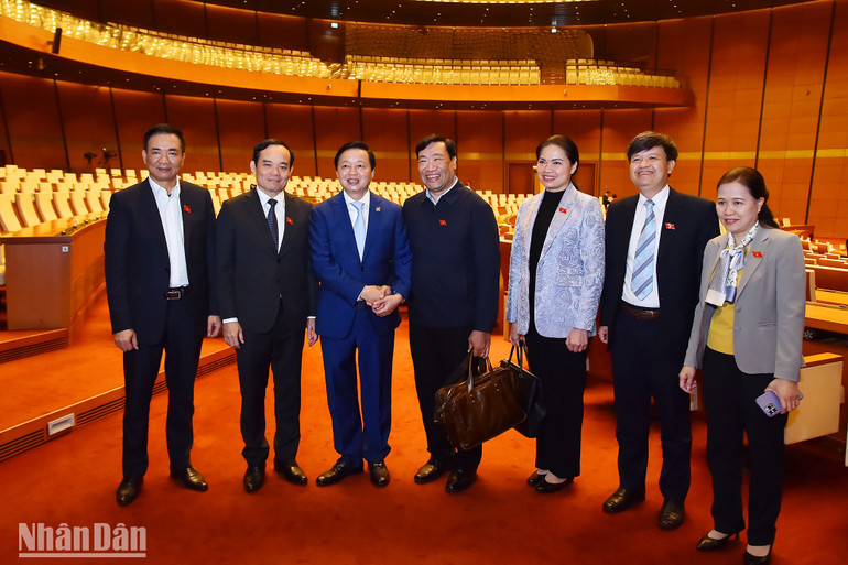 Phó Thủ tướng Trần Hồng Hà và Phó Thủ tướng Trần Lưu Quang với các đại biểu Quốc hội sau phiên họp chiều 5/1. Phó Thủ tướng Trần Hồng Hà và Phó Thủ tướng Trần Lưu Quang với các đại biểu Quốc hội sau phiên họp chiều 5/1.