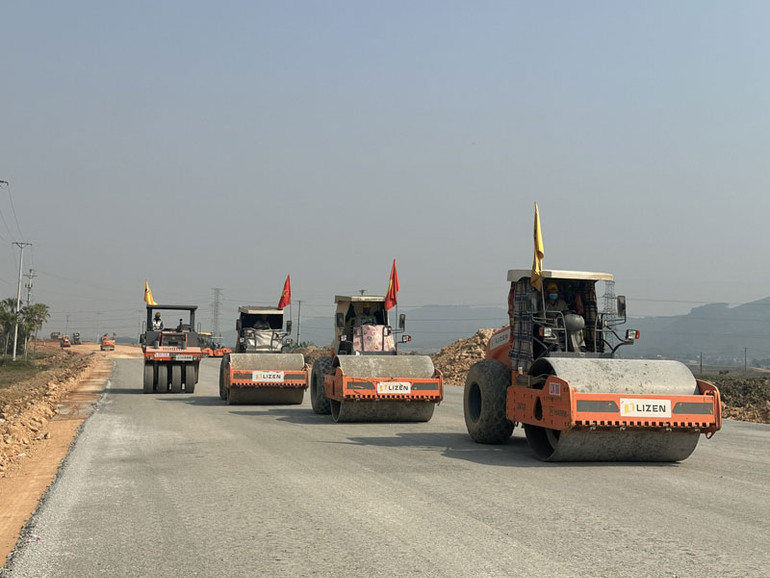 Công ty cổ phần Lizen tranh thủ thời tiết thuận lợi, tăng tốc thi công rút ngắn tiến độ hoàn thành cao tốc quốc lộ 45-Nghi Sơn.