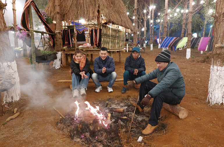 Với tiết trời lạnh, du khách thích thú ngồi bên các bếp lửa để sưởi ấm. Với tiết trời lạnh, du khách thích thú ngồi bên các bếp lửa để sưởi ấm.
