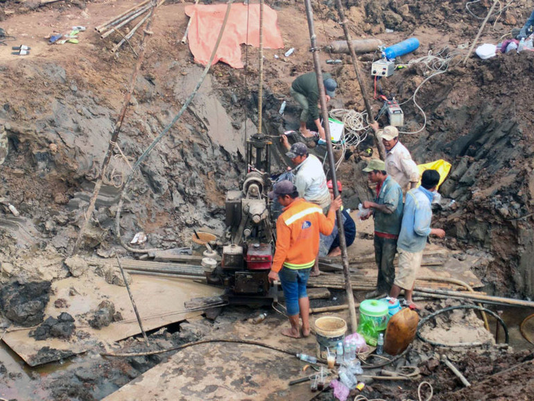 Lực lượng chức năng nỗ lực giải cứu cháu bé.