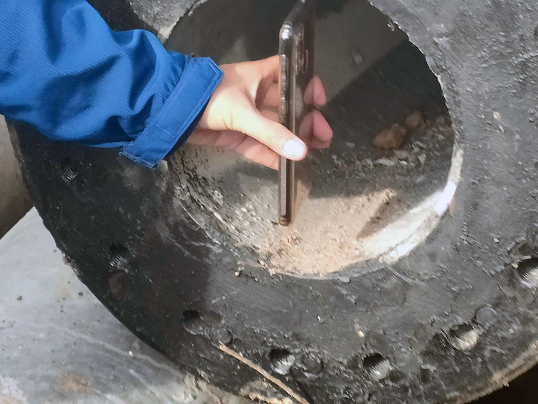 Lỗ trụ bê-tông khoảng 25cm, chỉ hơn 1 gang tay. Do bé nhỏ con, khoảng hơn 20cm nên lọt vào.