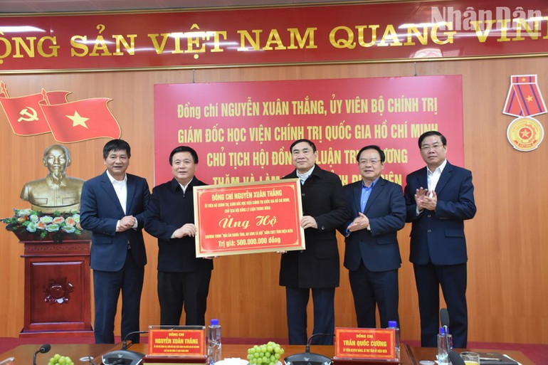 Đồng chí Nguyễn Xuân Thắng tặng Quỹ Mái ấm nghĩa tình - An sinh xã hội tỉnh Điện Biên 500 triệu đồng.