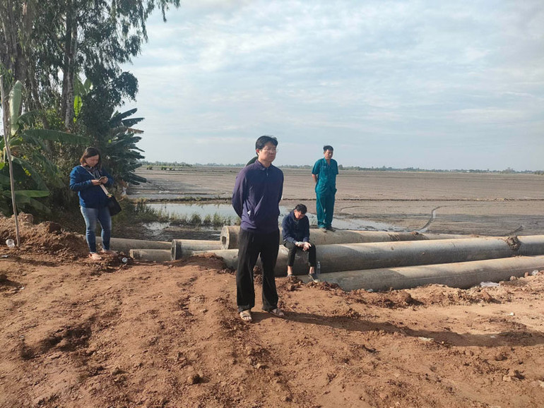 Tại hiện trường từ đêm qua đến nay, Phó Chủ tịch Ủy ban nhân dân tỉnh Đồng Tháp Huỳnh Minh Tuấn đang túc trực chỉ đạo công tác cứu cháu bé.