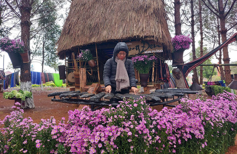 Du khách tìm hiểu đàn đá của đồng bào dân tộc thiểu số bản địa. Du khách tìm hiểu đàn đá của đồng bào dân tộc thiểu số bản địa.