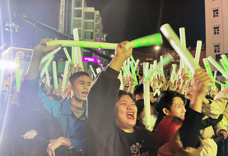 Hàng nghìn người tập trung tại khu vực ngã 6 trung tâm thành phố Huế để hòa mình cùng chương trình nghệ thuật Countdown - Chào năm mới 2023.