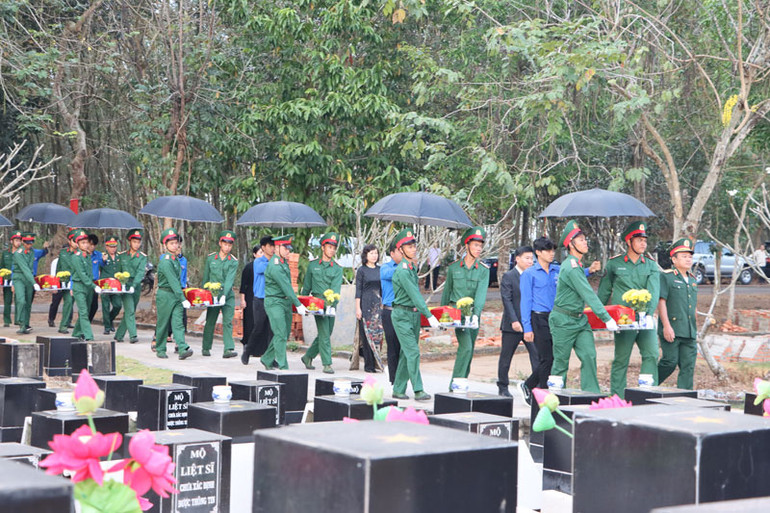 Lãnh đạo tỉnh Bình Phước đưa các Anh hùng liệt sĩ về nơi an nghỉ cuối cùng.