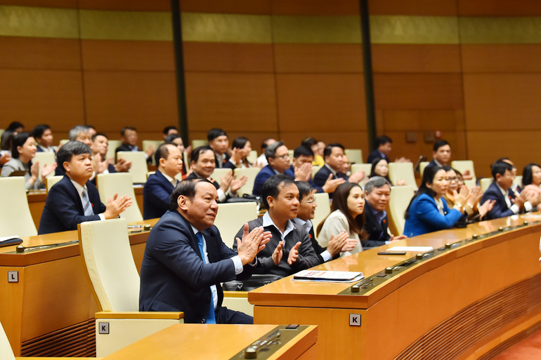 Các đại biểu Quốc hội chúc mừng các đồng chí Trần Hồng Hà và Trần Lưu Quang nhận nhiệm vụ mới sau khi được Quốc hội thông qua. Các đại biểu Quốc hội chúc mừng các đồng chí Trần Hồng Hà và Trần Lưu Quang nhận nhiệm vụ mới sau khi được Quốc hội thông qua.