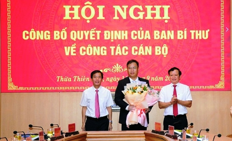 Đồng chí Bí thư Tỉnh ủy Lê Trường Lưu và Chủ tịch Ủy ban nhân dân tỉnh Nguyễn Văn Phương tặng hoa chúc mừng đồng chí Phạm Đức Tiến. Đồng chí Bí thư Tỉnh ủy Lê Trường Lưu và Chủ tịch Ủy ban nhân dân tỉnh Nguyễn Văn Phương tặng hoa chúc mừng đồng chí Phạm Đức Tiến.