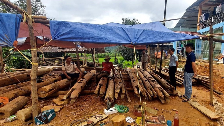 Cán bộ huyện Mường Ảng giám sát tiến độ làm nhà Đại đoàn kết cho hộ nghèo trên địa bàn huyện.