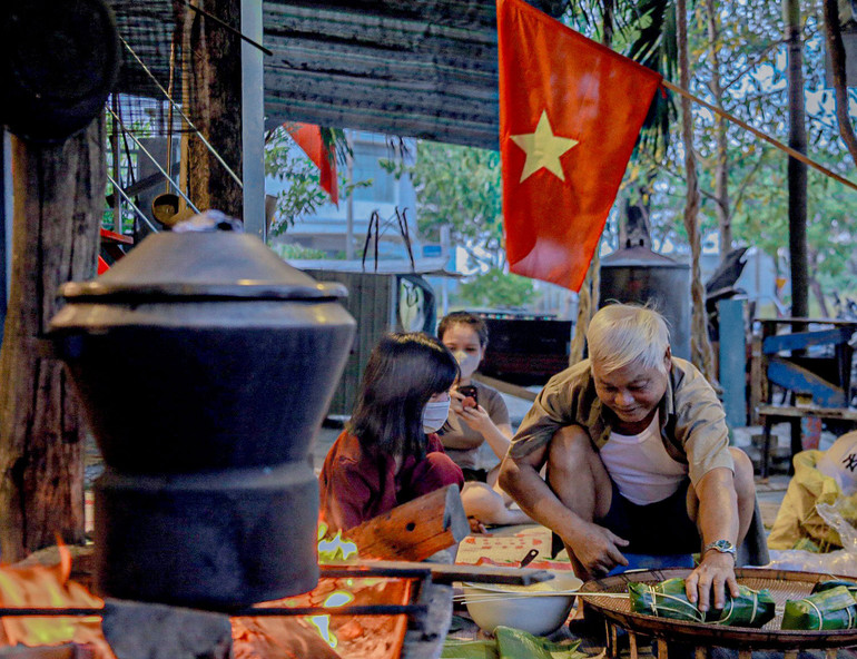 Những nồi bánh chưng đỏ lửa hằng đêm, đong đầy tình cảm của người Đà Nẵng gửi đến đồng bào vùng lũ các tỉnh phía bắc.