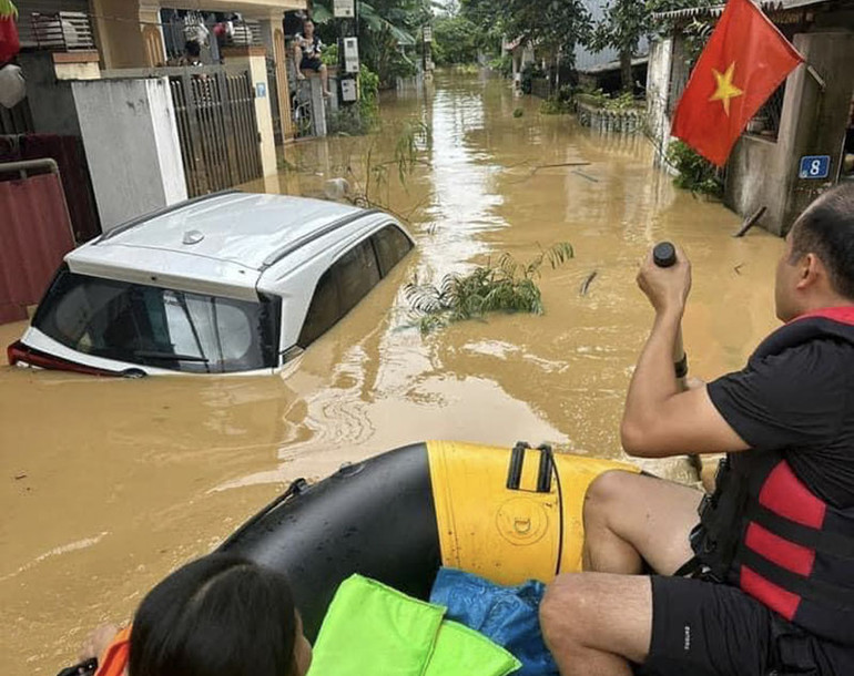 Cứu hộ người dân vùng lũ.