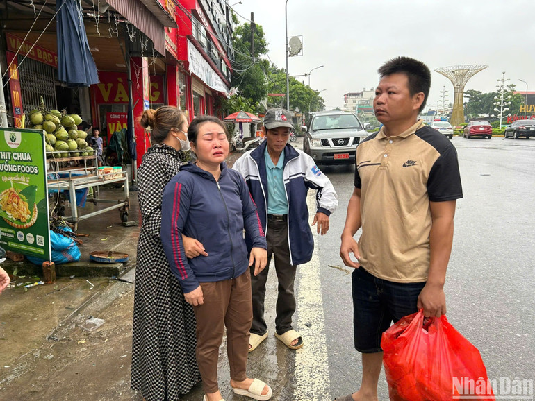 Bà Thịnh vội vàng trở ra bắc và đứng đợi tại cầu từ sáng sớm hôm nay.