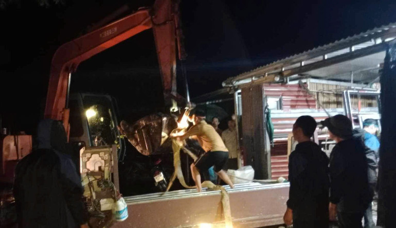 Người dân hỗ trợ các nhà bị ngập tại vùng lũ Nam Cường, Chợ Đồn (Bắc Kạn) di dời tài sản.