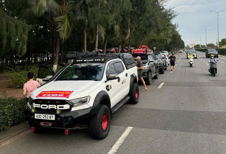 Đội cứu hộ SOS Đà Nẵng xuất phát ra Yên Bái cứu trợ đợt đầu.