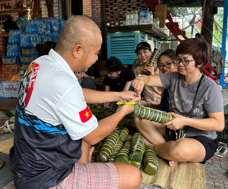 Các thành viên CLB Xe bán tải Đà Nẵng khẩn trương gói bánh để nấu chuyển ra vùng lũ.