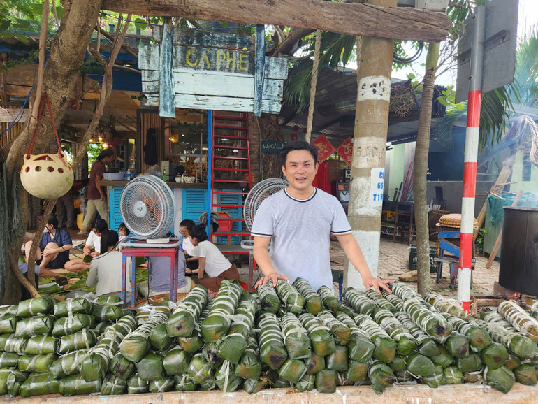 Những đòn bánh tét đã chín, chuẩn bị đóng gói gửi ra các tỉnh vùng lũ.