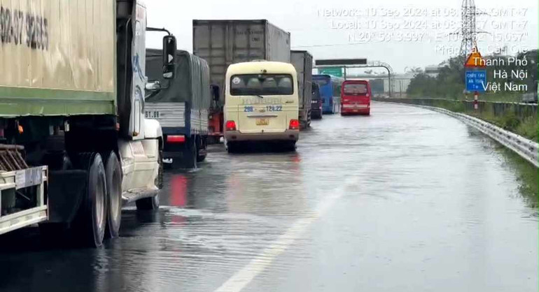 Ghi nhận hiện tượng ngập lụt trên cao tốc. Ảnh: Chu Dũng