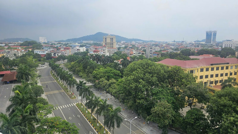 Nhiều tuyến đường của thành phố Vĩnh Yên được trồng cây xanh tạo cảnh quan. Nhiều tuyến đường của thành phố Vĩnh Yên được trồng cây xanh tạo cảnh quan.