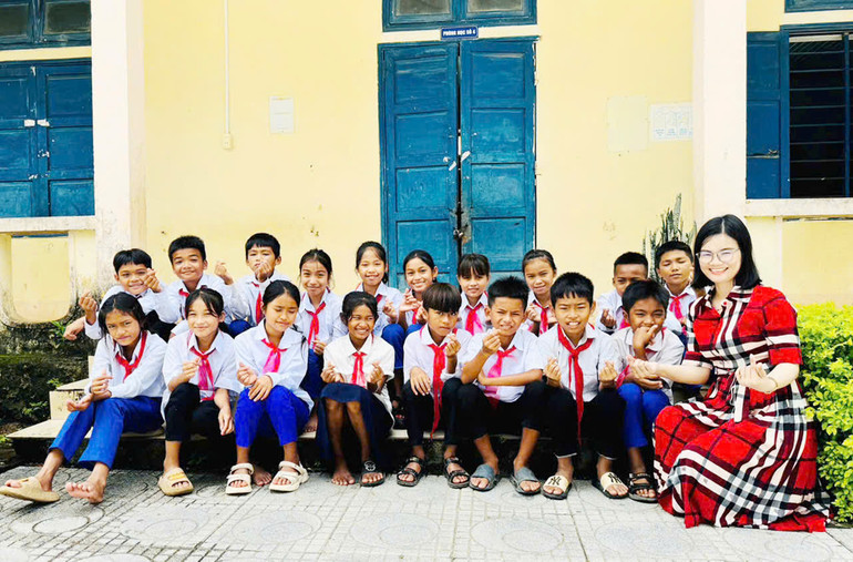 Cô Nguyễn Thị Thúy Phụng luôn truyền cảm hứng cho học sinh biết sống chia sẻ, yêu thương.