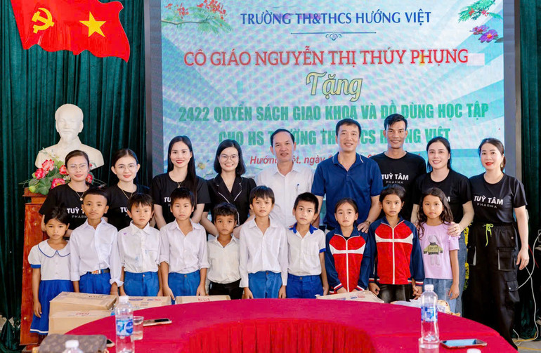 Cô Nguyễn Thị Thúy Phụng (thứ tư từ trái qua) mua tặng 2.422 quyển sách cho học sinh.