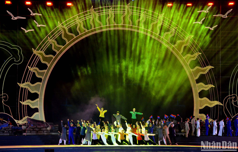 Chương trình nghệ thuật tại Lễ khai mạc Năm Du lịch quốc gia 2023. (Ảnh: ĐÌNH CHÂU) Chương trình nghệ thuật tại Lễ khai mạc Năm Du lịch quốc gia 2023. (Ảnh: ĐÌNH CHÂU)