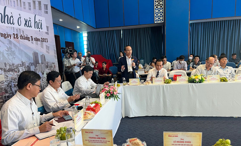 Tiến sĩ Cấn Văn Lực phát biểu ý kiến tại Hội thảo.