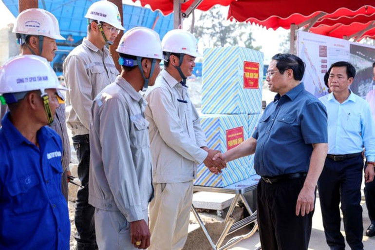 Thủ tướng Phạm Minh Chính thăm, động viên đội ngũ cán bộ, công nhân trên công trường cầu qua cửa biển Thuận An. Thủ tướng Phạm Minh Chính thăm, động viên đội ngũ cán bộ, công nhân trên công trường cầu qua cửa biển Thuận An.