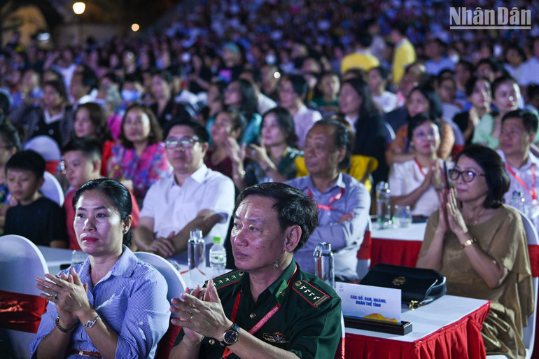 Các đại biểu và đông đảo người dân Bình Thuận dự Lễ khai mạc.