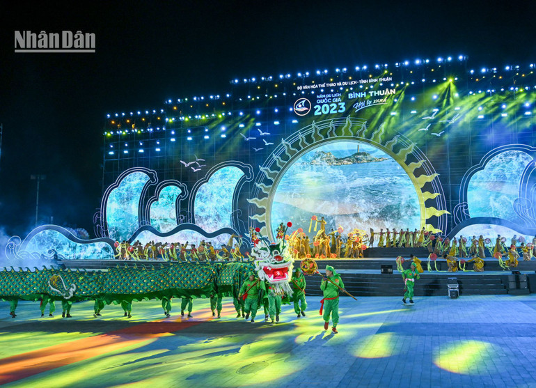 Những tiết mục múa đại cảnh và múa đương đại trong phần mở màn giới thiệu tổng quan về Bình Thuận - vùng đất có bề dày lịch sử và văn hóa đa màu sắc.