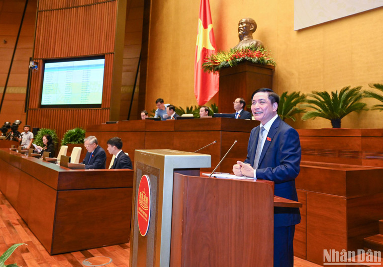 Tổng Thư ký, Chủ nhiệm Văn phòng Quốc hội Bùi Văn Cường phát biểu mở đầu phiên chất vấn. Tổng Thư ký, Chủ nhiệm Văn phòng Quốc hội Bùi Văn Cường phát biểu mở đầu phiên chất vấn.