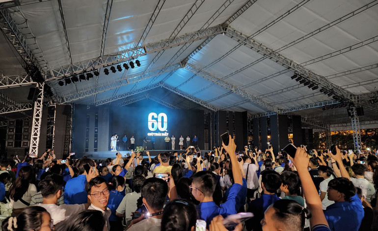 Đúng 20 giờ 30 phút, hệ thống đèn chiếu sáng ở Nhà Văn hóa Thanh niên đồng loạt tắt để hưởng ứng chiến dịch Giờ Trái đất.