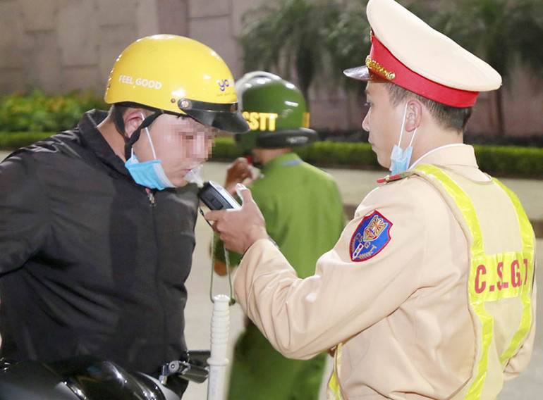 Cảnh sát giao thông kiểm tra nồng độ cồn người điều khiển phương tiện giao thông.