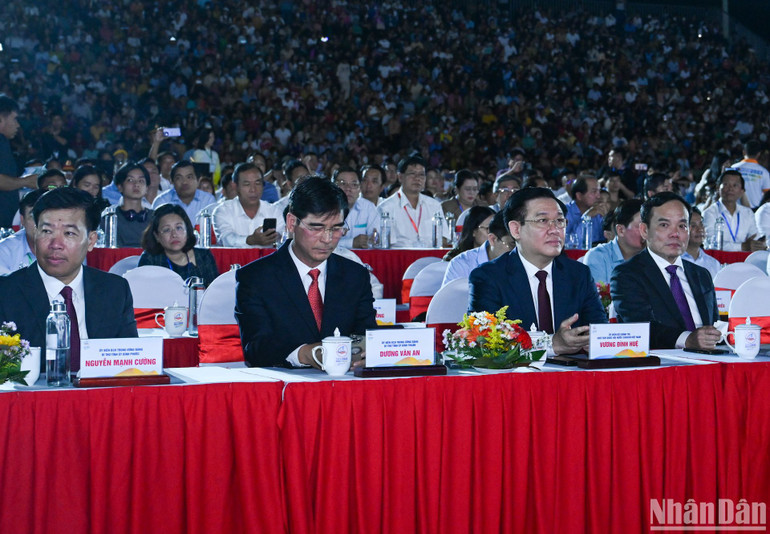 Chủ tịch Quốc hội Vương Đình Huệ, Phó Thủ tướng Chính phủ Trần Lưu Quang cùng lãnh đạo tỉnh Bình Thuận và các đại biểu dự Lễ khai mạc. (Ảnh: DUY LINH) Chủ tịch Quốc hội Vương Đình Huệ, Phó Thủ tướng Chính phủ Trần Lưu Quang cùng lãnh đạo tỉnh Bình Thuận và các đại biểu dự Lễ khai mạc. (Ảnh: DUY LINH)