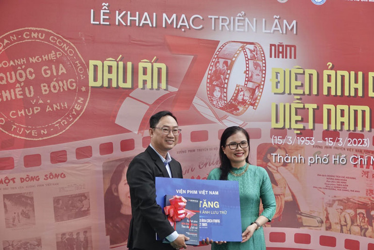Bà Nguyễn Thị Thúy Hà, Phó Viện trưởng Viện phim Việt Nam trao tặng ấn phẩm sách “Áp phích phim điện ảnh Việt Nam - theo dòng lịch sử” (tập 1) cho Trường đại học Văn hóa Thành phố Hồ Chí Minh.
