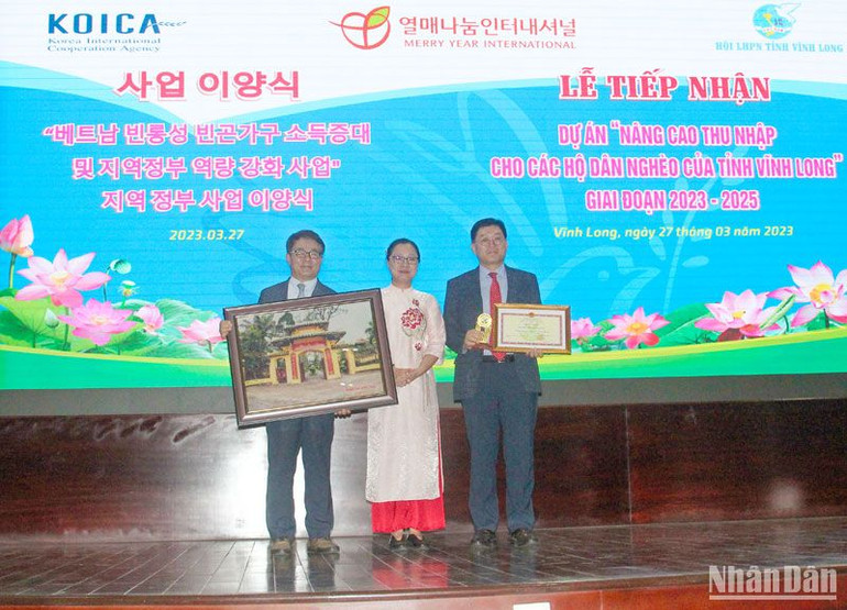 Phó Chủ tịch Ủy ban nhân dân tỉnh Vĩnh Long trao Bằng khen cho nhà tài trợ dự án. Phó Chủ tịch Ủy ban nhân dân tỉnh Vĩnh Long trao Bằng khen cho nhà tài trợ dự án.