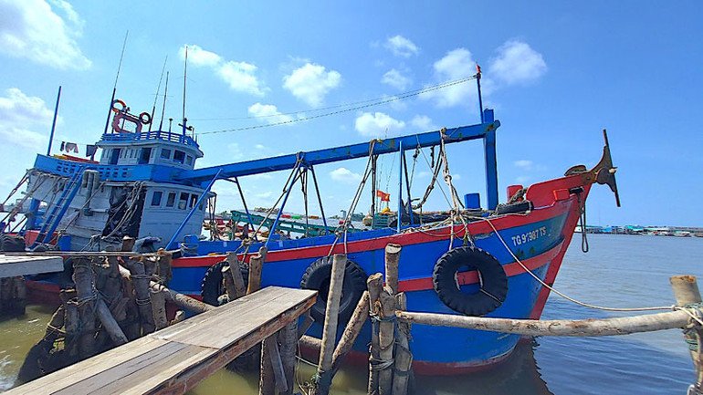 Tàu TG 91987 TS bị tạm giữ tại cửa biển Sông Đốc chờ xử lý.