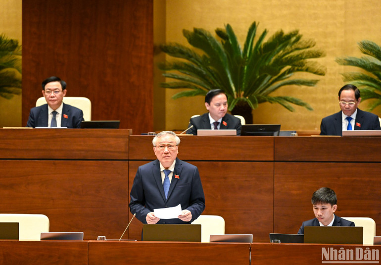 Chánh án Tòa án Nhân dân tối cao Nguyễn Hòa Bình trả lời chất vấn các vấn đề đại biểu Quốc hội nêu. Chánh án Tòa án Nhân dân tối cao Nguyễn Hòa Bình trả lời chất vấn các vấn đề đại biểu Quốc hội nêu.