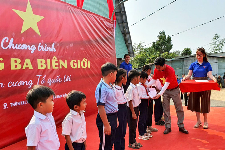 Tặng suất học bổng cho các em học sinh trên địa bàn xã Đăk Xú.