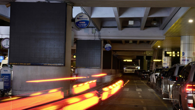 NIA thực hiện tắt các biển quảng cáo, giảm công suất chiếu sáng tại các khu vực nhà ga.