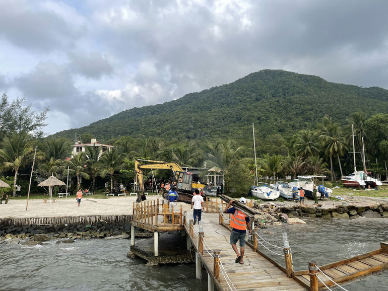 Công trình xây dựng trái phép trên đất do nhà nước quản lý bị di dời.