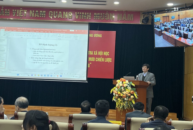 GS, TS Nguyễn Hữu Minh giới thiệu một số nội dung tập huấn.