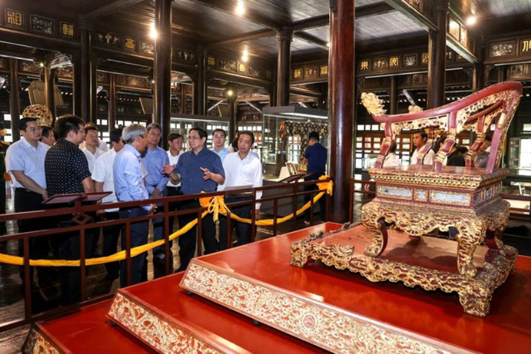 Thủ tướng Phạm Minh Chính trao đổi với các đơn vị khi thăm Bảo tàng Cổ vật cung đình Huế tại điện Long An trong quần thể di tích Cố đô Huế. Thủ tướng Phạm Minh Chính trao đổi với các đơn vị khi thăm Bảo tàng Cổ vật cung đình Huế tại điện Long An trong quần thể di tích Cố đô Huế.